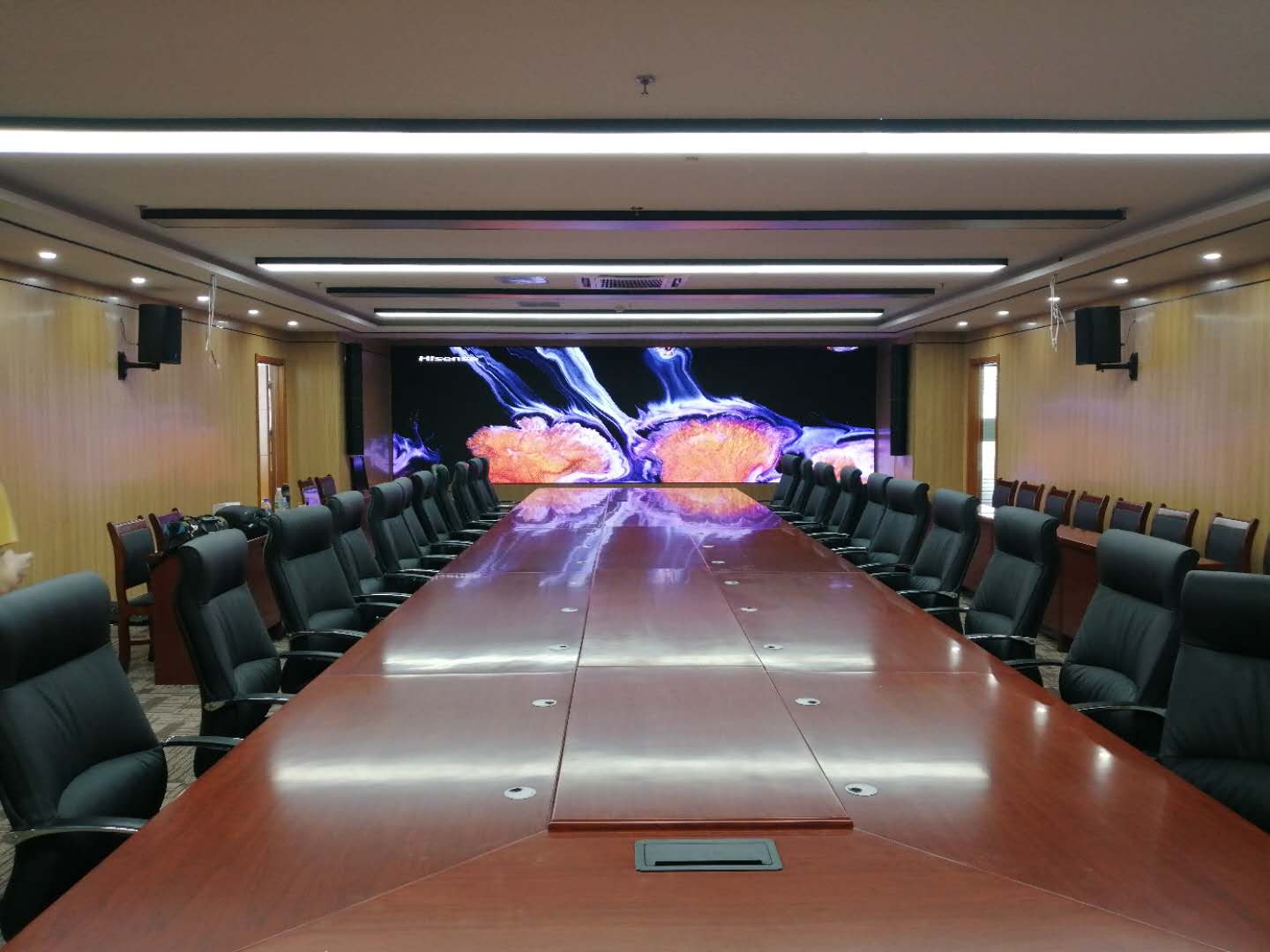 濰坊某事業(yè)單位音、視頻會議集成項目完工，會議辦公、音響系統(tǒng)、1.2小間距顯示系統(tǒng)完美融合